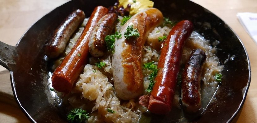 Sauerkraut mit Bratwurst.jpg