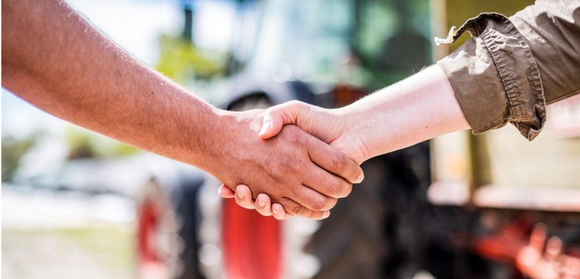 Handschlag zwischen Landwirt und Mitarbeiterin von PIELERS.jpg