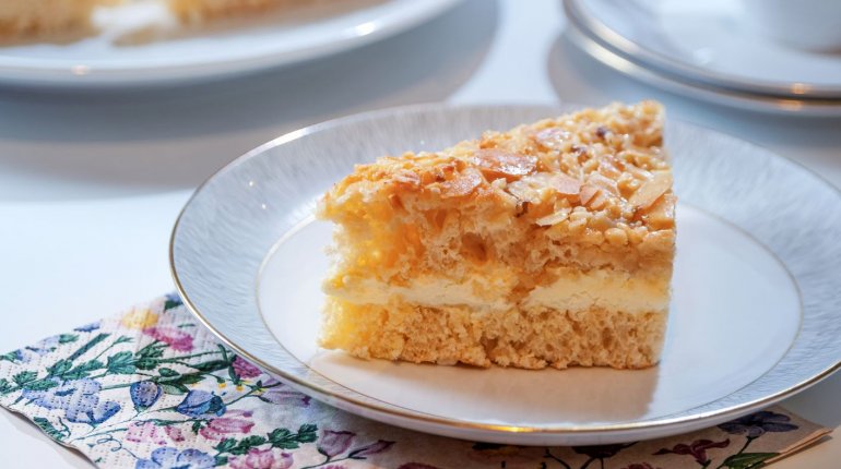 Backwaren: Gefüllter Butterbienenstichkuchen