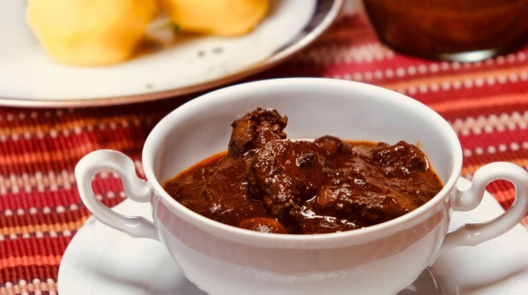 Feinkost und Konserven: Wildragout mit Sauerkirschen